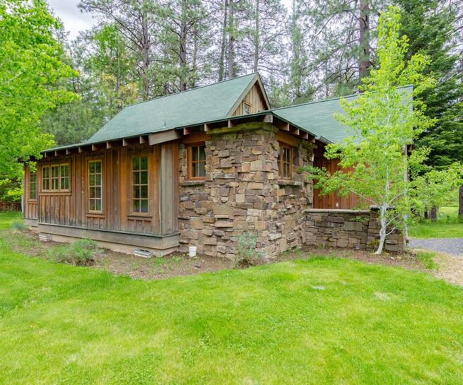 Metolius river cabin 17 exterior